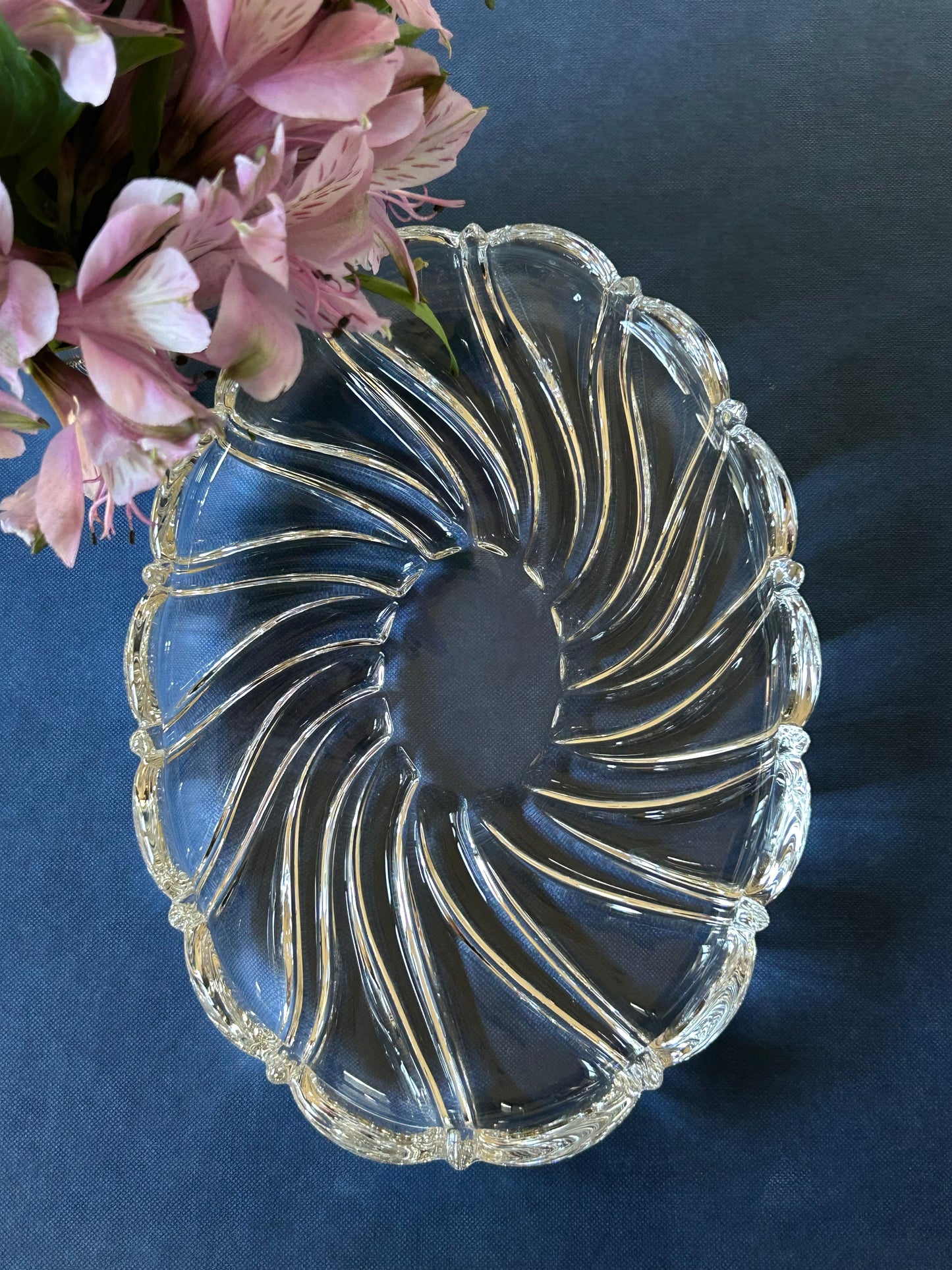 9” x 6.5” Mikasa Peppermint Swirl